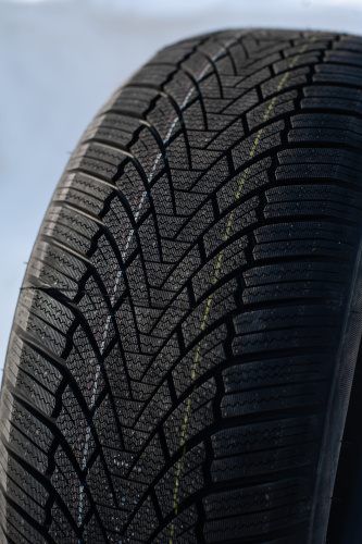 фото протектора и шины WINTERHAWKE I Шина ZMAX WINTERHAWKE I 235/40 R18 95V