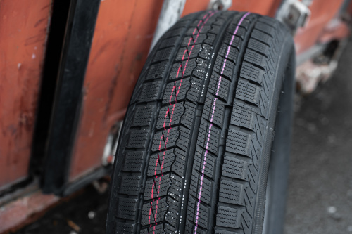 фото протектора и шины ICEPIONEER 868 Шина ZMAX ICEPIONEER 868 215/55 R17 98V